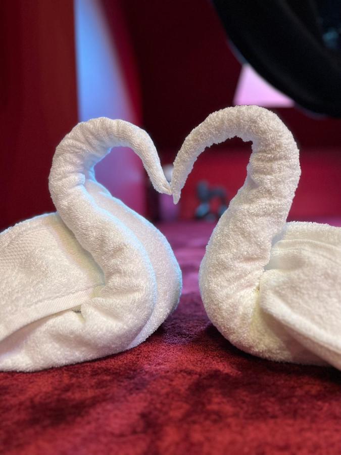 Suite Rouge Baiser Avec Jacuzzi Privatif - Loveroom Insolite Сент-Етьєн Екстер'єр фото